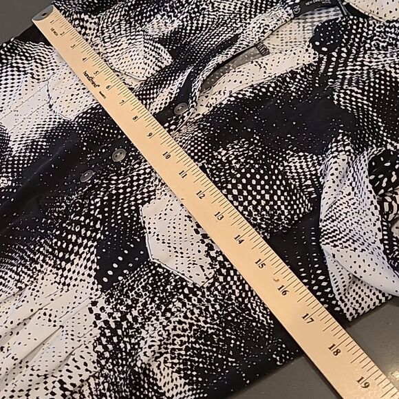 New Directions  PL poly spandex blend abstract black /white print - Picture 6 of 9